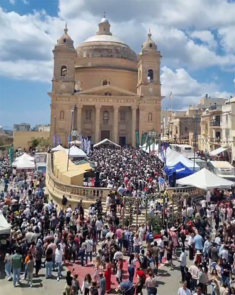 Główne wydarzenia Festa Frawli mają miejsce na placu przed Kościołem